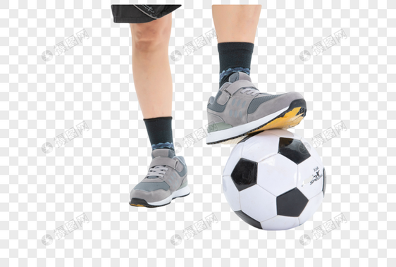 足球运动员踢球图片