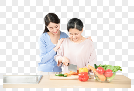 女儿和妈妈一起做饭图片