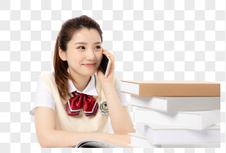 学习中使用电话的女高中生图片