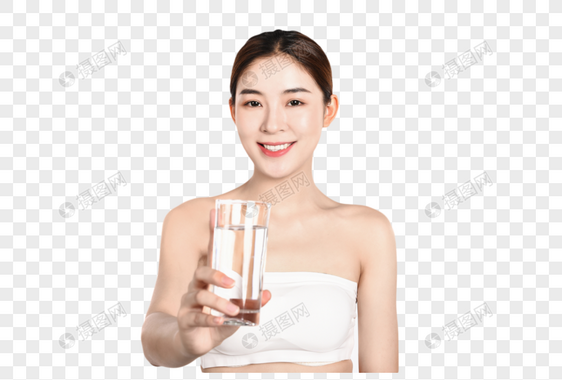 喝水的女生图片