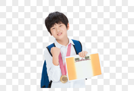 小男孩展示奖牌奖状图片