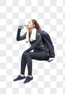徒步坐着喝水的女生图片