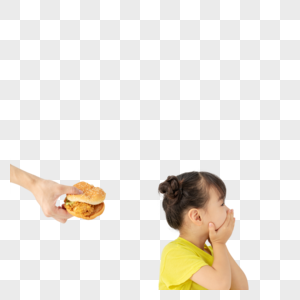 小女孩拒绝吃别人喂的汉堡包图片