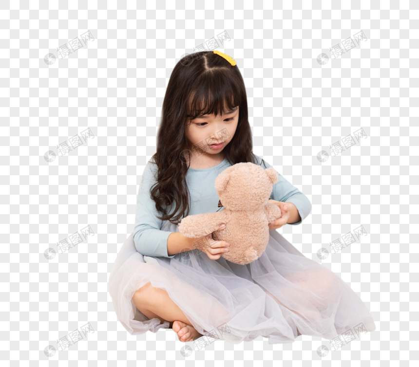 儿童居家抱着小熊玩耍图片