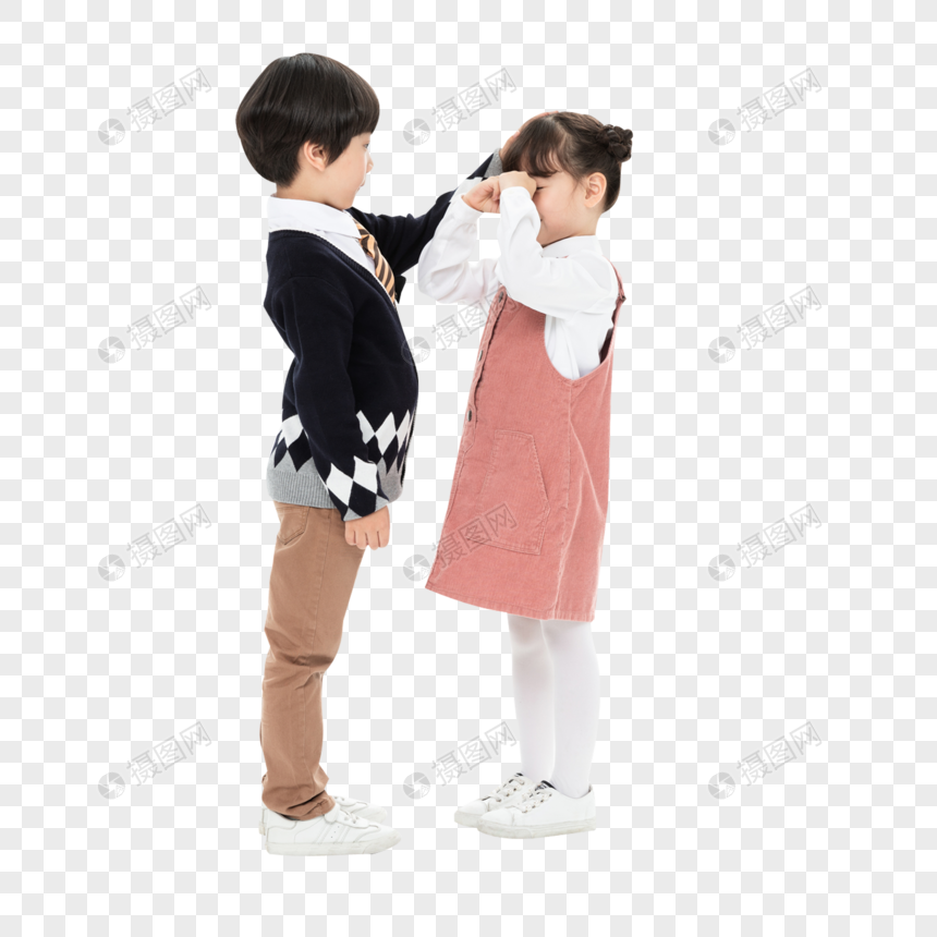 小男孩摸小女孩头