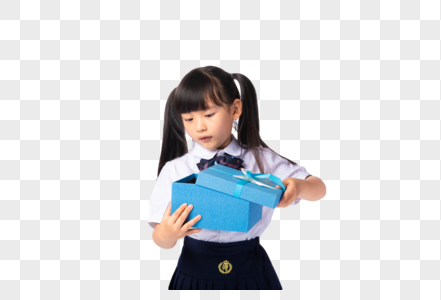 拆开礼盒的穿校服的小女孩图片