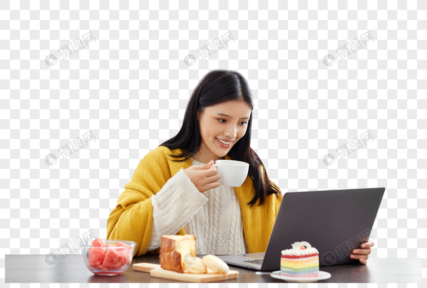 居家美女吃早餐玩电脑图片