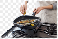 烹饪美食往秋刀鱼上挤柠檬汁的手势图片