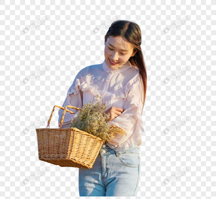 年轻美女手拿花篮