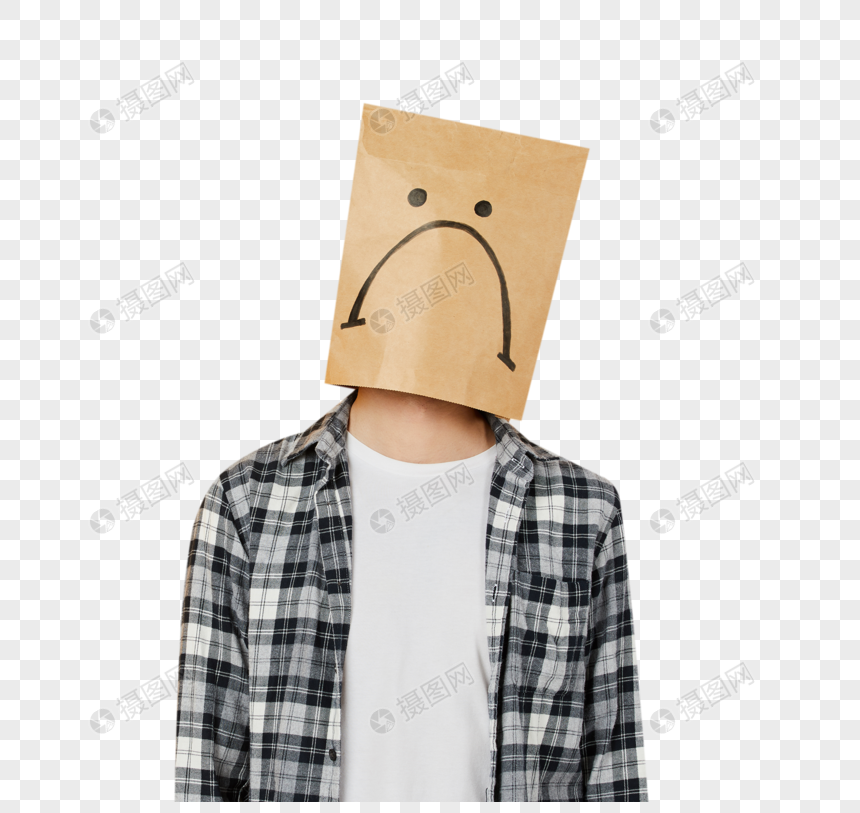 青年男性头戴纸袋