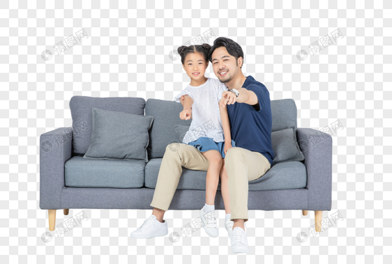爸爸陪女儿看电视图片