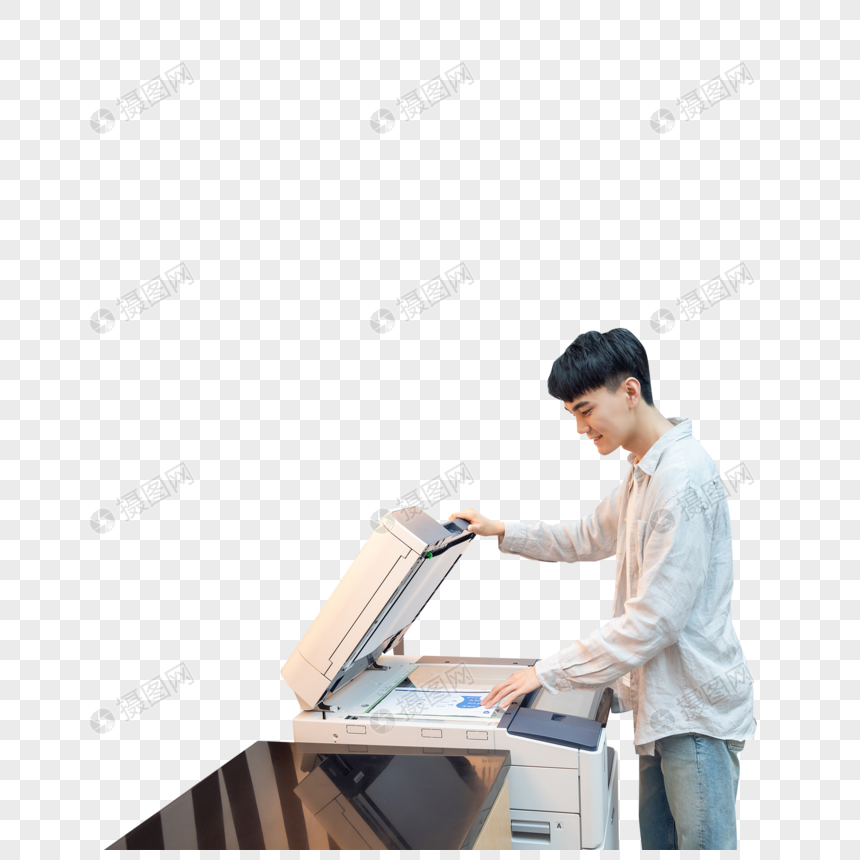 年轻职员操作打印机图片