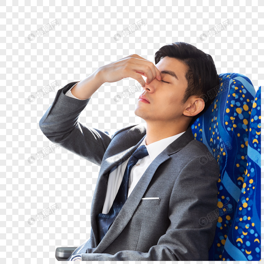 商务男性在高铁座位上休息图片