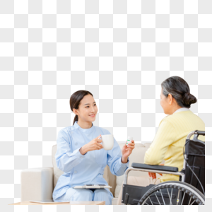 护工给年迈坐在轮椅上的老奶奶喂药图片