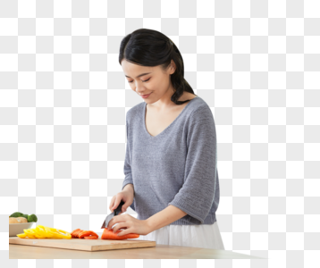 年轻女士在厨房切菜高清图片