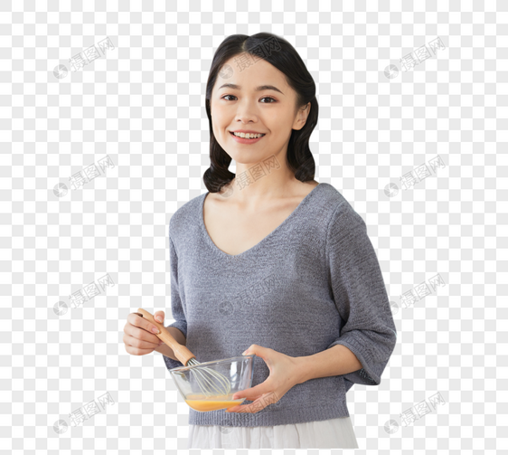 年轻女性在厨房打蛋图片
