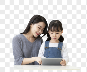 妈妈指导女儿用平板电脑在家上课图片