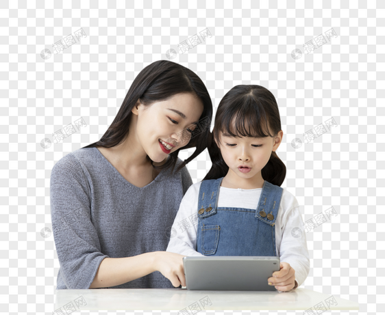 妈妈指导女儿用平板电脑在家上课图片
