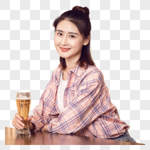 年轻美女酒吧喝啤酒图片