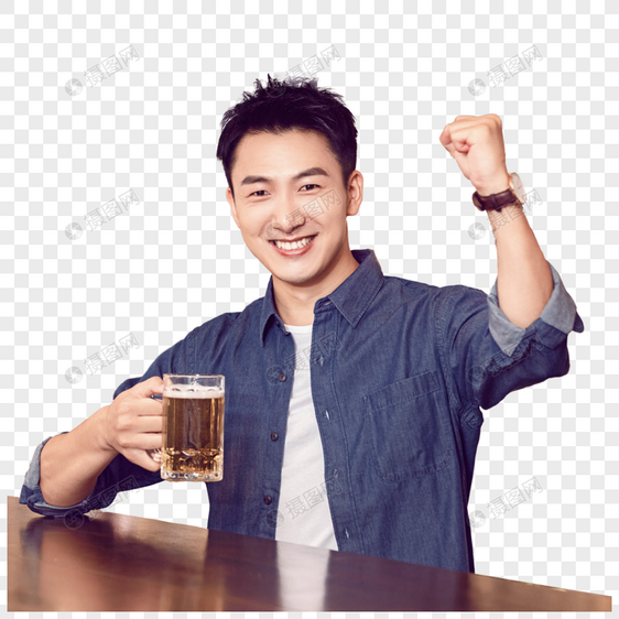 青年男性酒吧喝啤酒图片