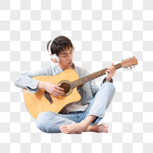 在家练习吉他的青年男性图片