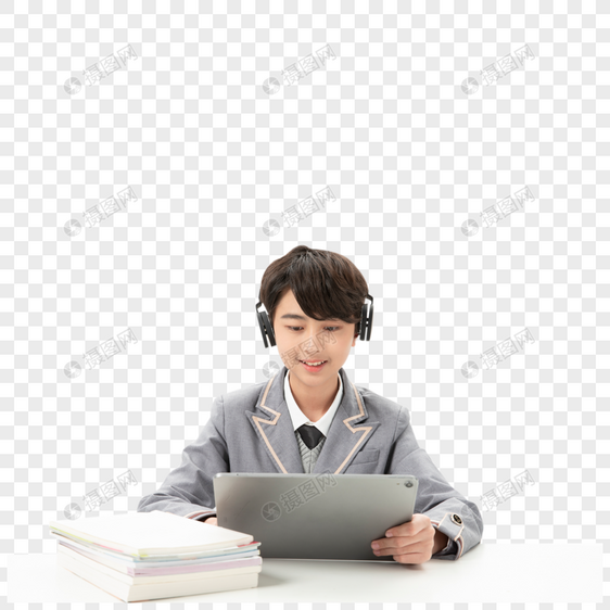 使用平板电脑上网课的男孩图片