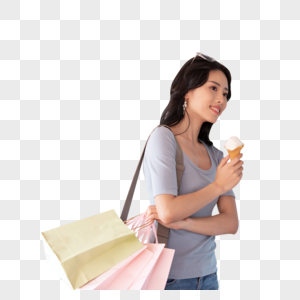 吃冰淇淋逛街的女性图片