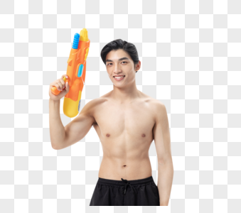 青年夏日男性泳装拿着水枪图片