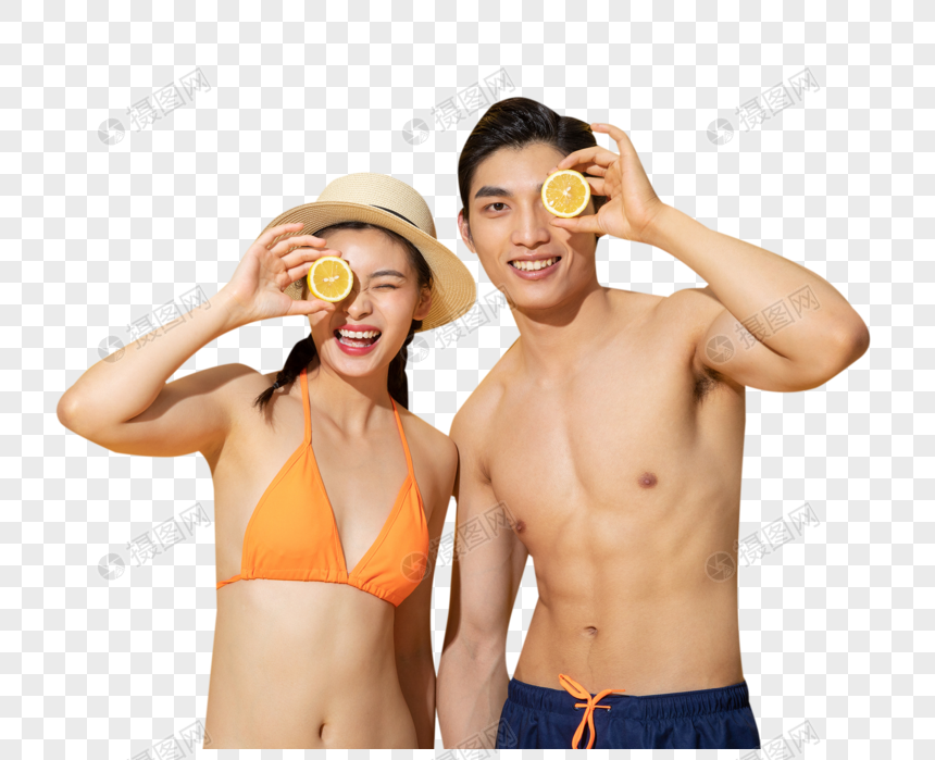 夏日泳装情侣拿着柠檬图片