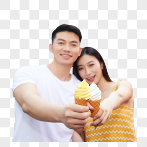 亲密情侣游玩吃冰淇淋图片