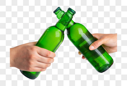 绿色啤酒瓶碰杯图片