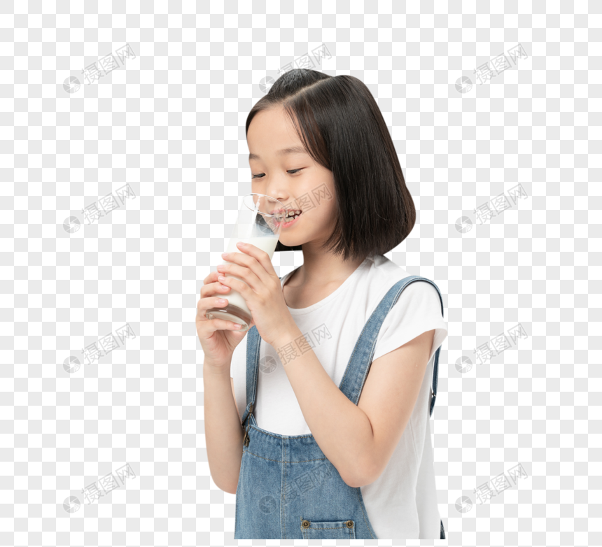 小女孩喝水图片