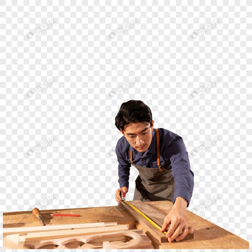 木匠男性工人测量木料图片