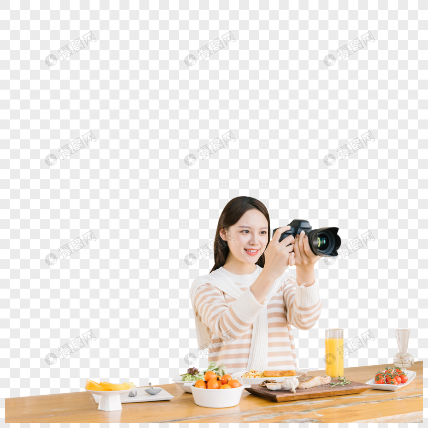 居家女孩使用相机拍摄美食图片