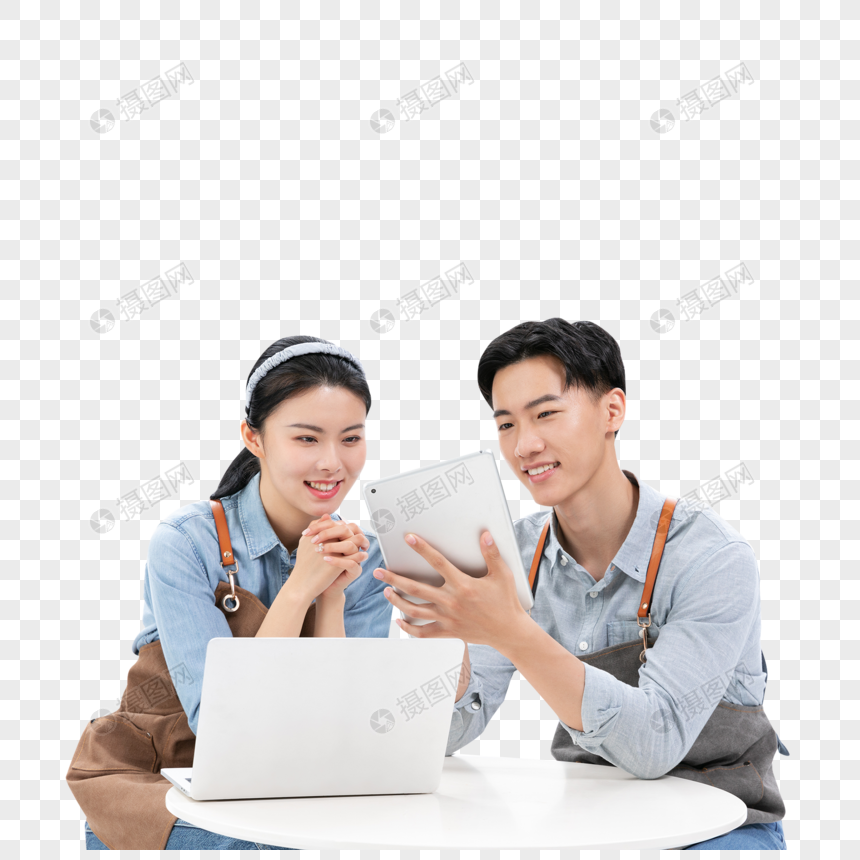 在电脑前讨论的青年夫妻图片