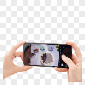 女性拿手机给手工蛋糕拍照特写图片