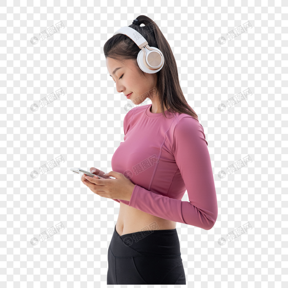 穿着运动装的年轻美女戴耳机听音乐图片