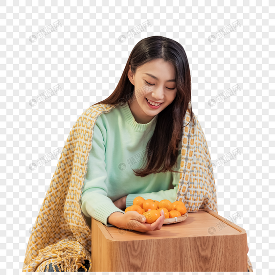 冬季暖炉保暖美女居家客厅吃橘子图片