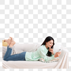 冬季美女居家躺在沙发上玩手机图片
