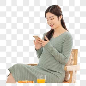 居家生活的孕妇使用手机打电话图片