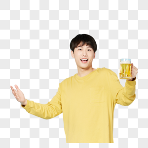 人喝啤酒青年男性喝啤酒庆祝素材