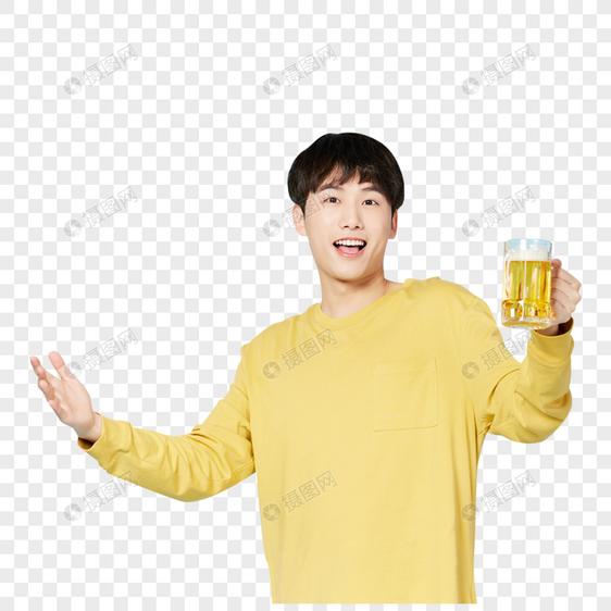 青年男性喝啤酒庆祝图片