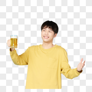 青年男性喝啤酒庆祝图片