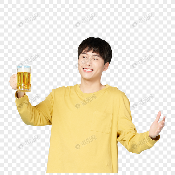 青年男性喝啤酒庆祝图片