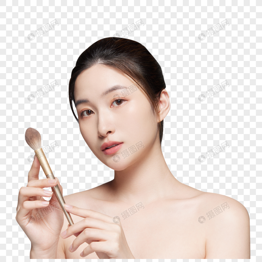 女性拿粉笔刷化妆图片