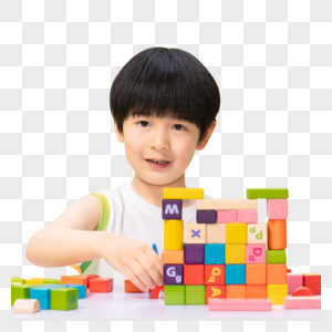 小男孩玩玩具叠积木图片