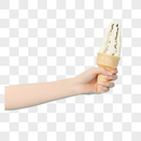 女性手拿冰淇淋甜筒特写图片
