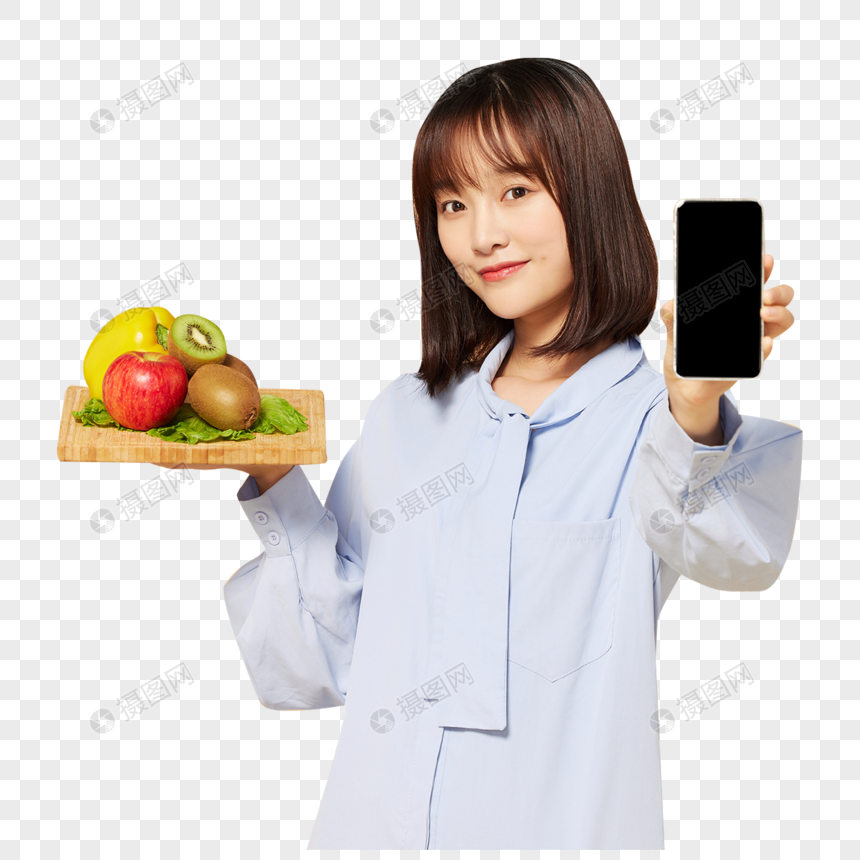年轻女性展示手机饮食推荐图片