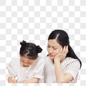 疲惫的母亲陪女儿做作业图片