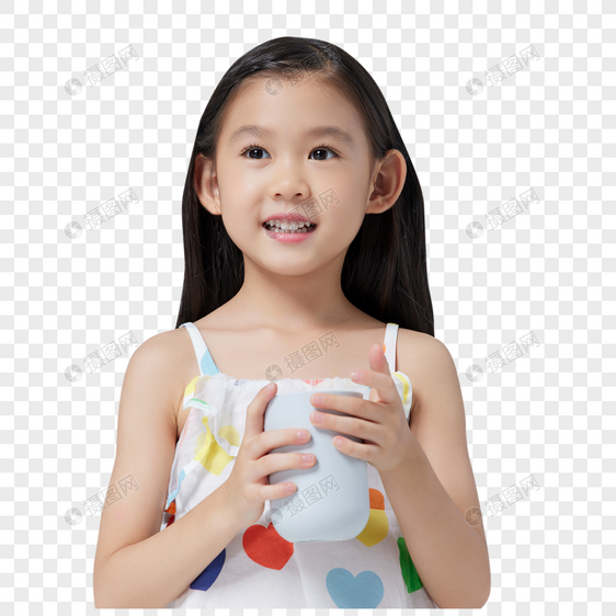 可爱小女孩拿水杯图片